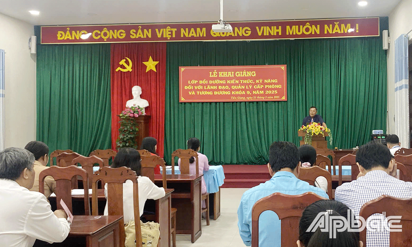 GVC, Ths Nguyễn Văn Thu, Phó Hiệu trưởng Trường Chính trị tỉnh phát biểu tại Lễ Khai giảng.
