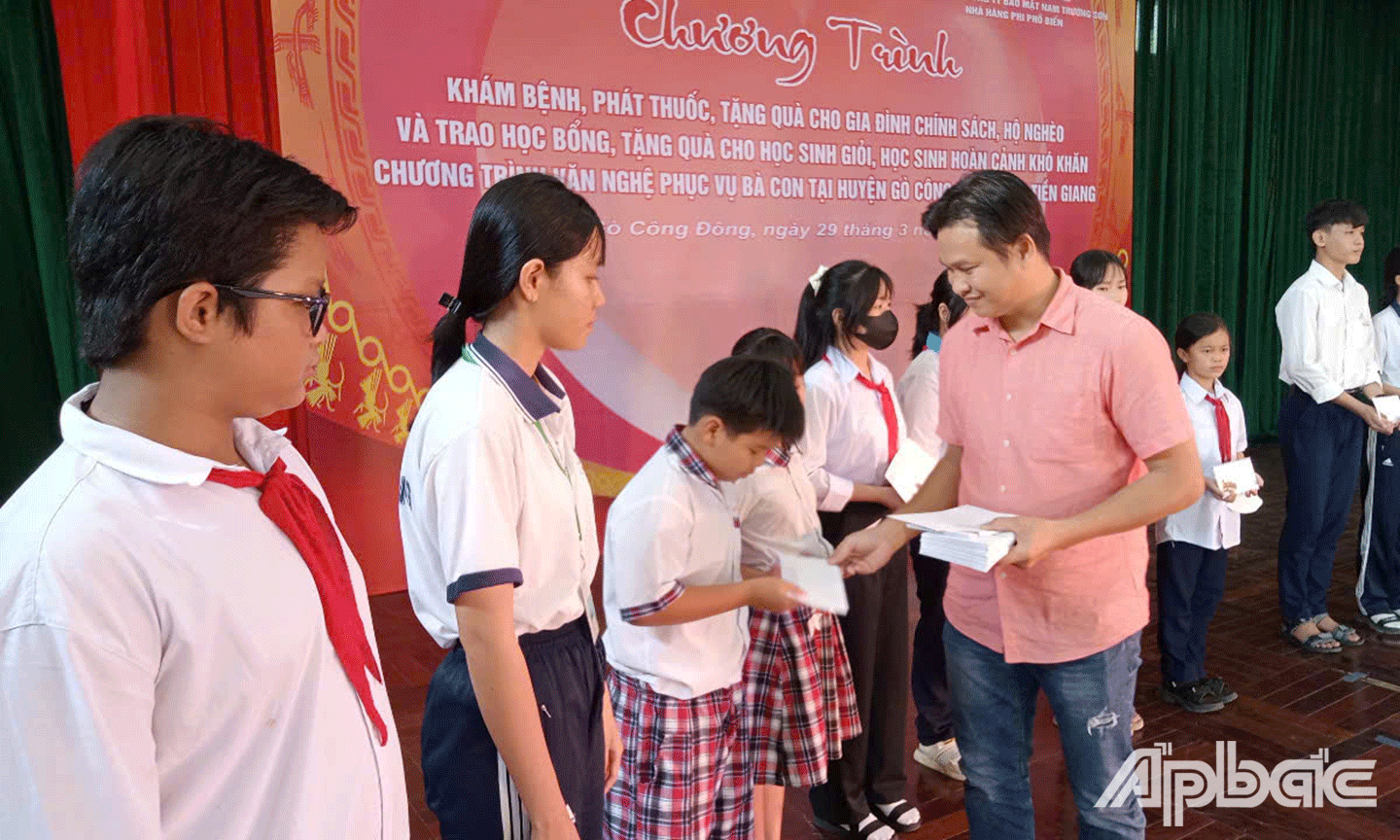 Ban Tổ chức trao tặng quà cho học sinh
