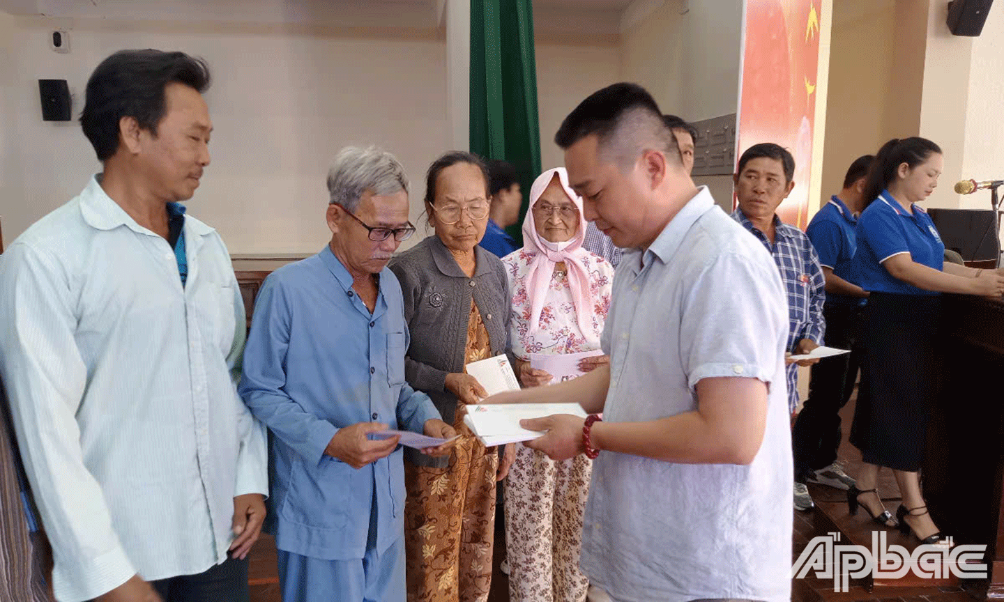 quà cho  gia đình chính sách, hộ nghèo, hộ có hoàn cảnh khó khăn