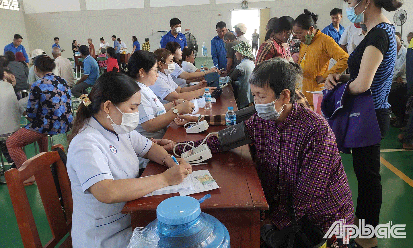 người cao tuổi có hoàn cảnh khó khăn được các Y, Bác sĩ Bệnh viện Chợ Rẫy tư vấn sức khỏe, khám, đo huyết áp, khám nội khoa, cấp thuốc miễn phí. 