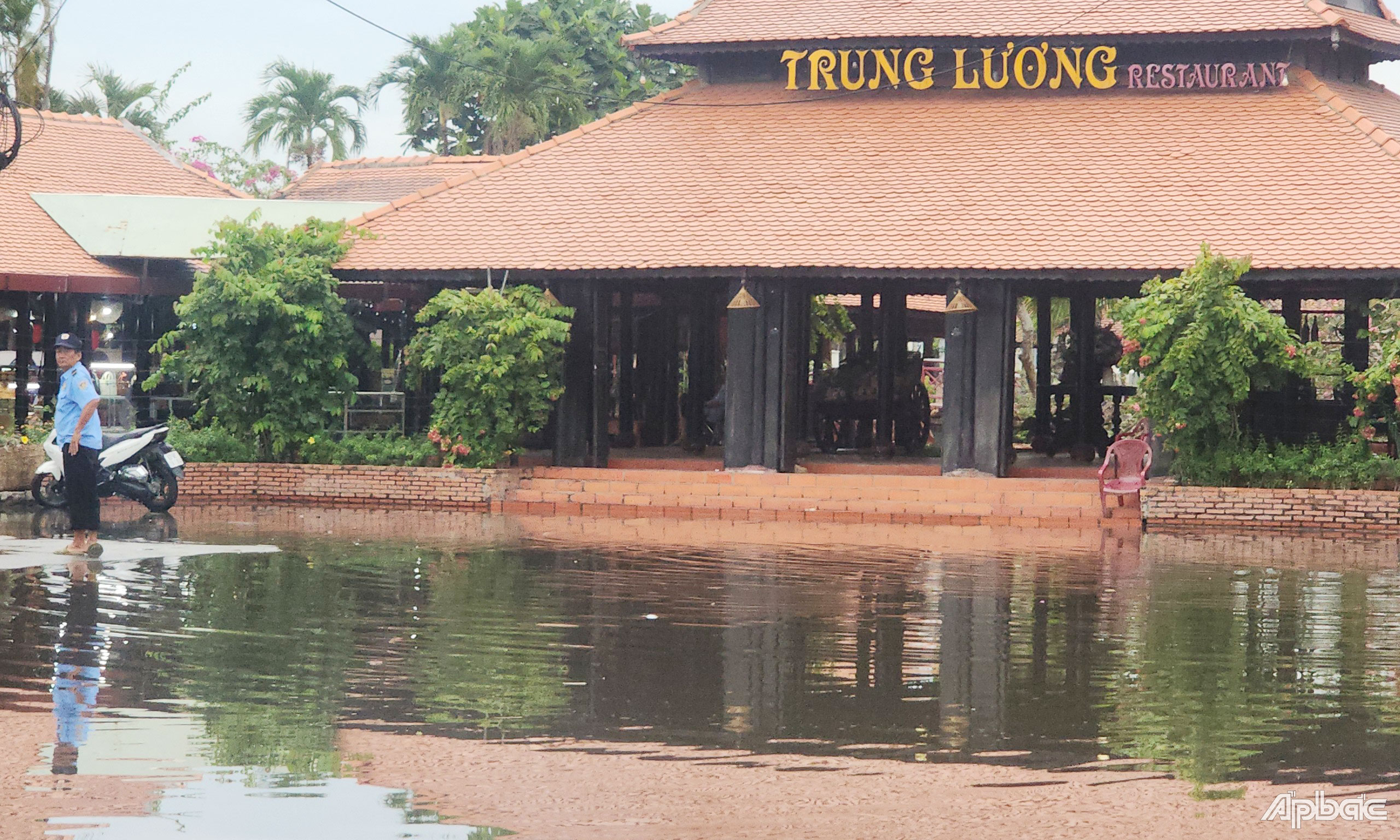 Trước cửa nhà hàng Trung Lượng bị ngập.
