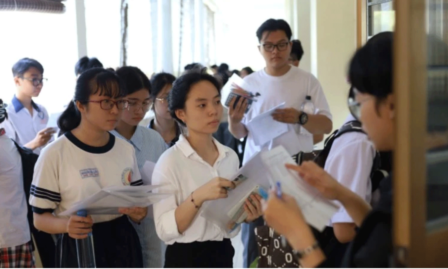 Các thí sinh làm thủ tục vào phòng thi, Kỳ thi Đánh giá năng lực đợt 1.