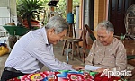 Bí thư Huyện ủy Chợ Gạo thăm các gia đình chính sách
