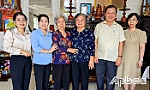 Nguyên Bí thư Tỉnh ủy Tiền Giang Trần Thị Kim Cúc thăm, tặng quà gia đình người có công tại TX. Cai Lậy