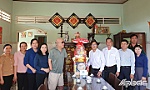 Đồng chí Trần Thanh Nguyên thăm gia đình chính sách huyện Gò Công Tây