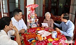 Bí thư Thành ủy Mỹ Tho Trần Kim Trát thăm, tặng quà gia đình chính sách