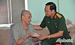 Đại tá Phạm Văn Thanh thăm, tặng quà gia đình chính sách tại huyện Tân Phú Đông