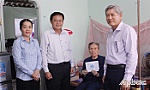Đồng chí Đỗ Tấn Hùng thăm, tặng quà gia đình chính sách tại huyện Chợ Gạo