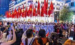 TP Hồ Chí Minh rực rỡ sắc cờ, nhộn nhịp dòng người 'check-in' chào mừng đại lễ 30/4