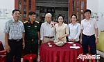 Đồng chí Nguyễn Hải Trâm thăm, tặng quà gia đình chính sách ở TP. Mỹ Tho