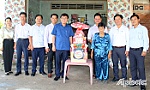 Trưởng Ban Tổ chức Tỉnh ủy Tiền Giang Nguyễn Văn Mười thăm, tặng quà gia đình chính sách tại huyện Tân Phước