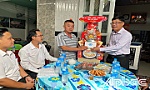 Đồng chí Trần Thanh Nguyên thăm, tặng quà gia đình chính sách huyện Cái Bè