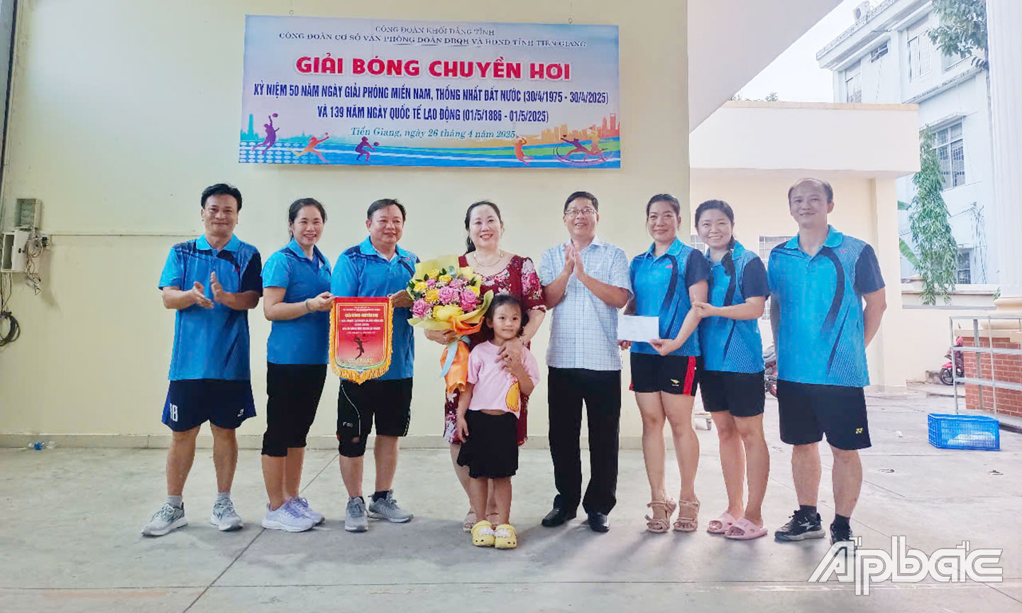 Giao lưu bóng chuyền hơi nhân kỷ niệm 50 năm Ngày Giải phóng miền Nam, thống nhất đất nước