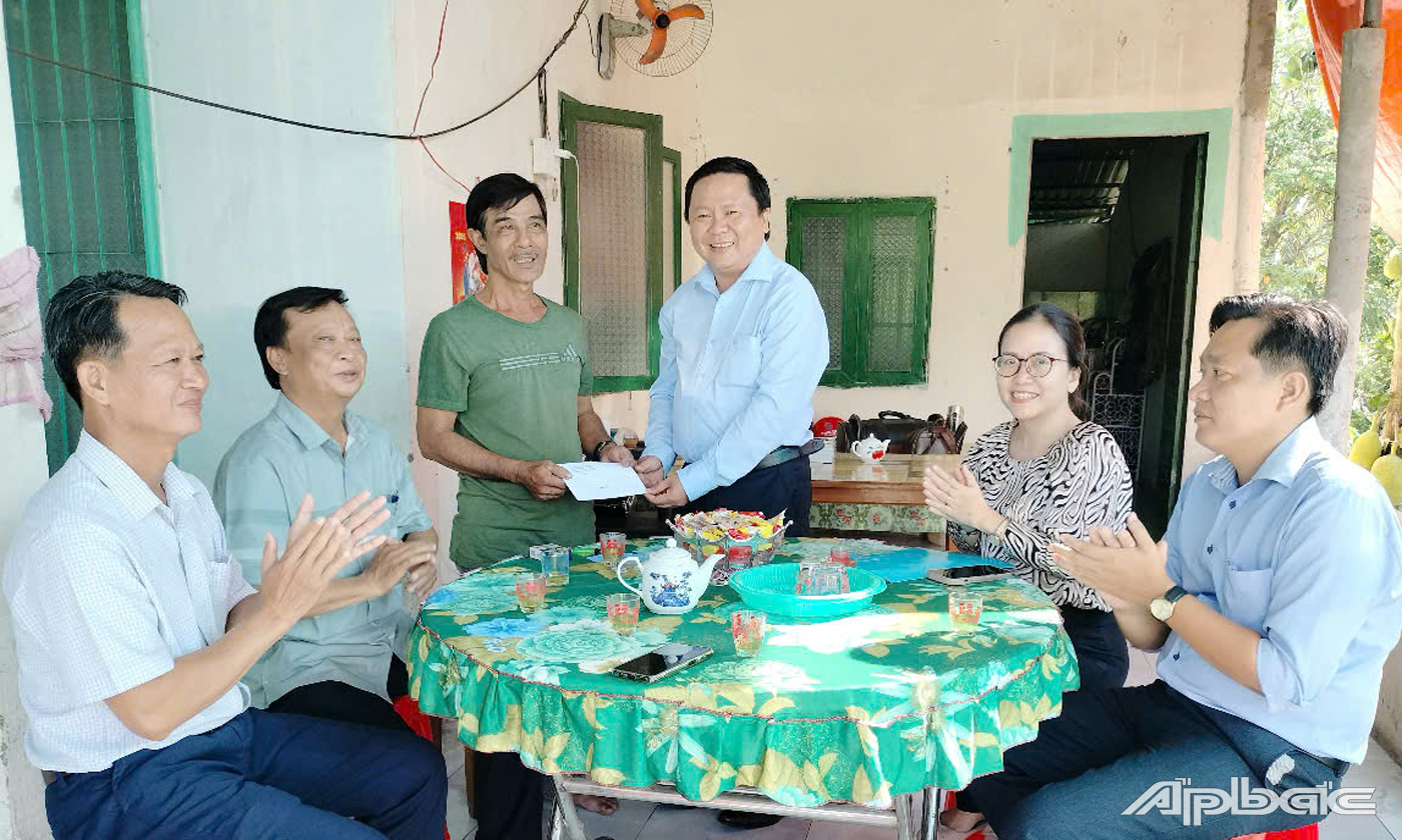 Hội Nông dân tỉnh Tiền Giang thăm, tặng quà gia đình chính sách