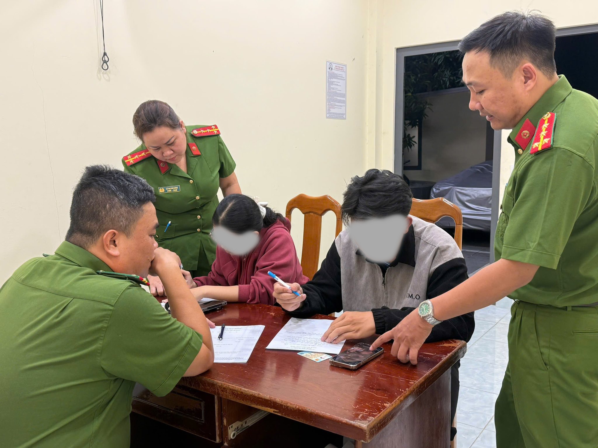 Công an làm việc với hai TikToker đăng clip 
