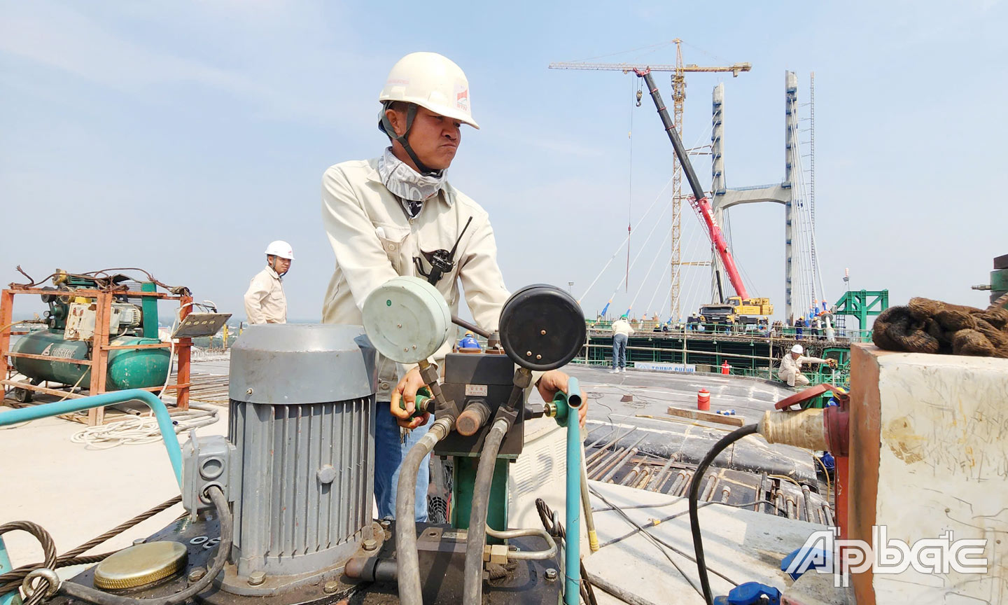 Các kỹ sư thường xuyên kiểm tra, giám sát chất lượng công trình để đảm bảo tiến độ đi đôi với chất lượng.