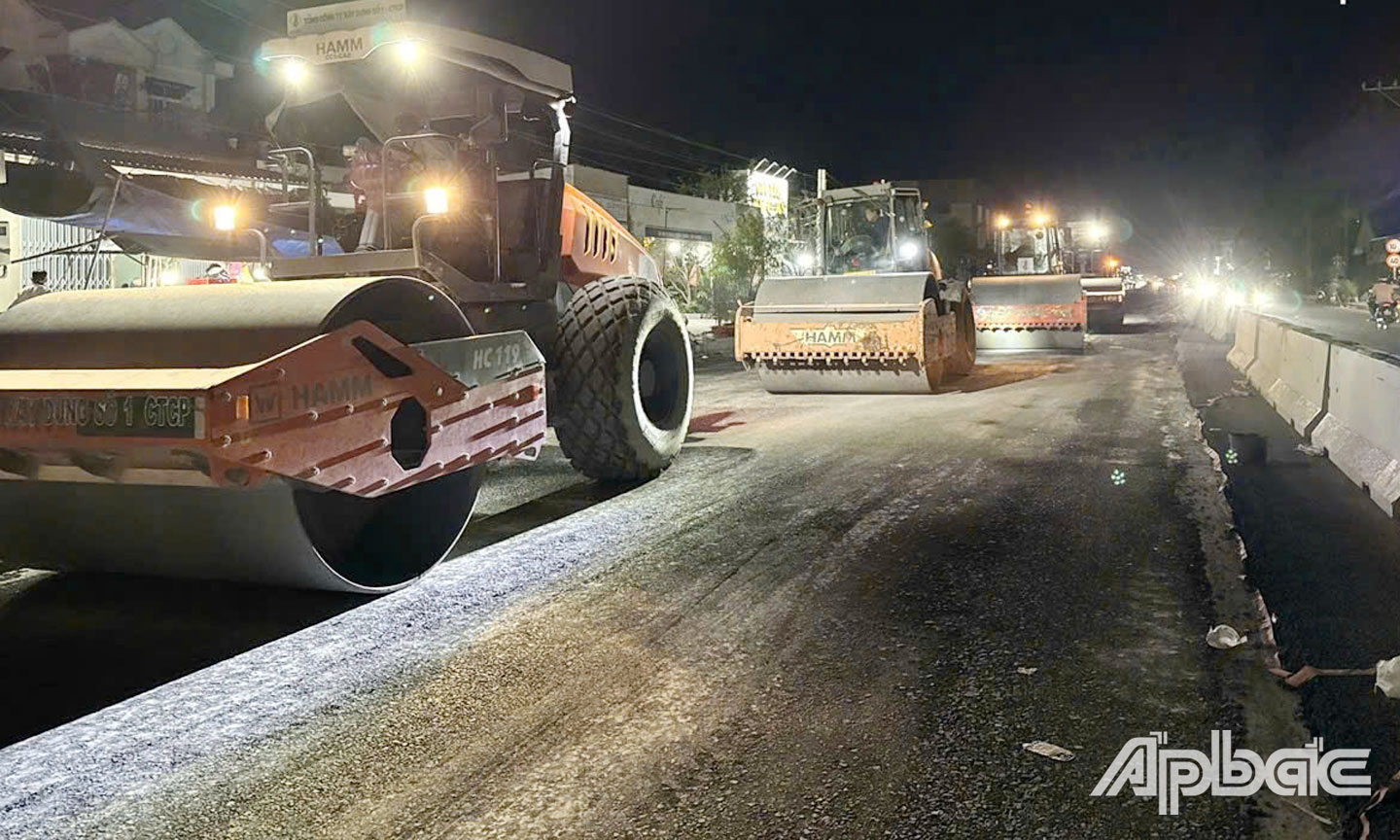 Với khẩu hiệu “3 ca, 4 kíp”, các kỹ sư và công nhân đang nỗ lực ngày đêm không ngừng để đảm bảo tiến độ hợp long cầu vào dịp Lễ 30-4 năm nay.