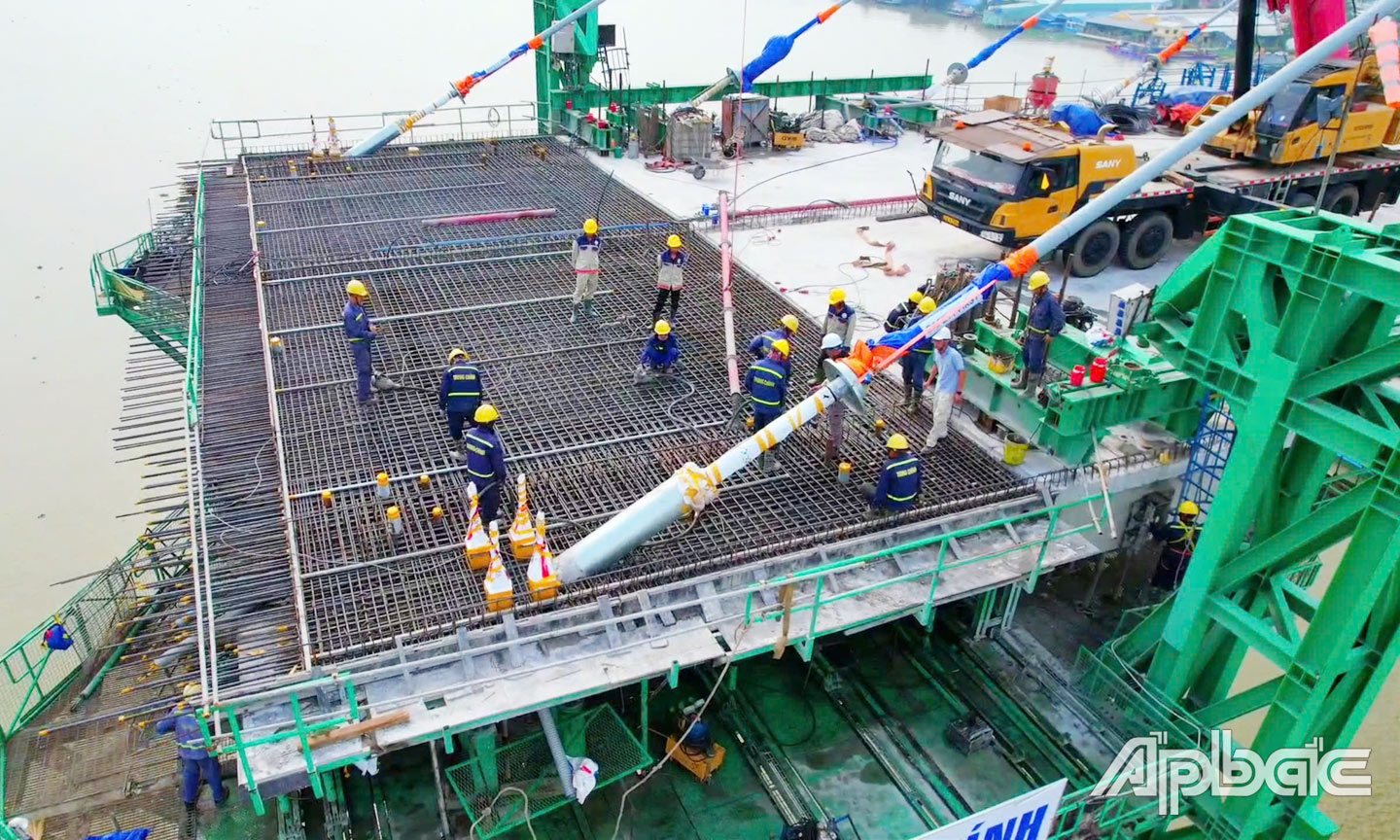 Công nhân đang thực hiện  công tác đúc khối mặt cầu với độ chính xác cao.