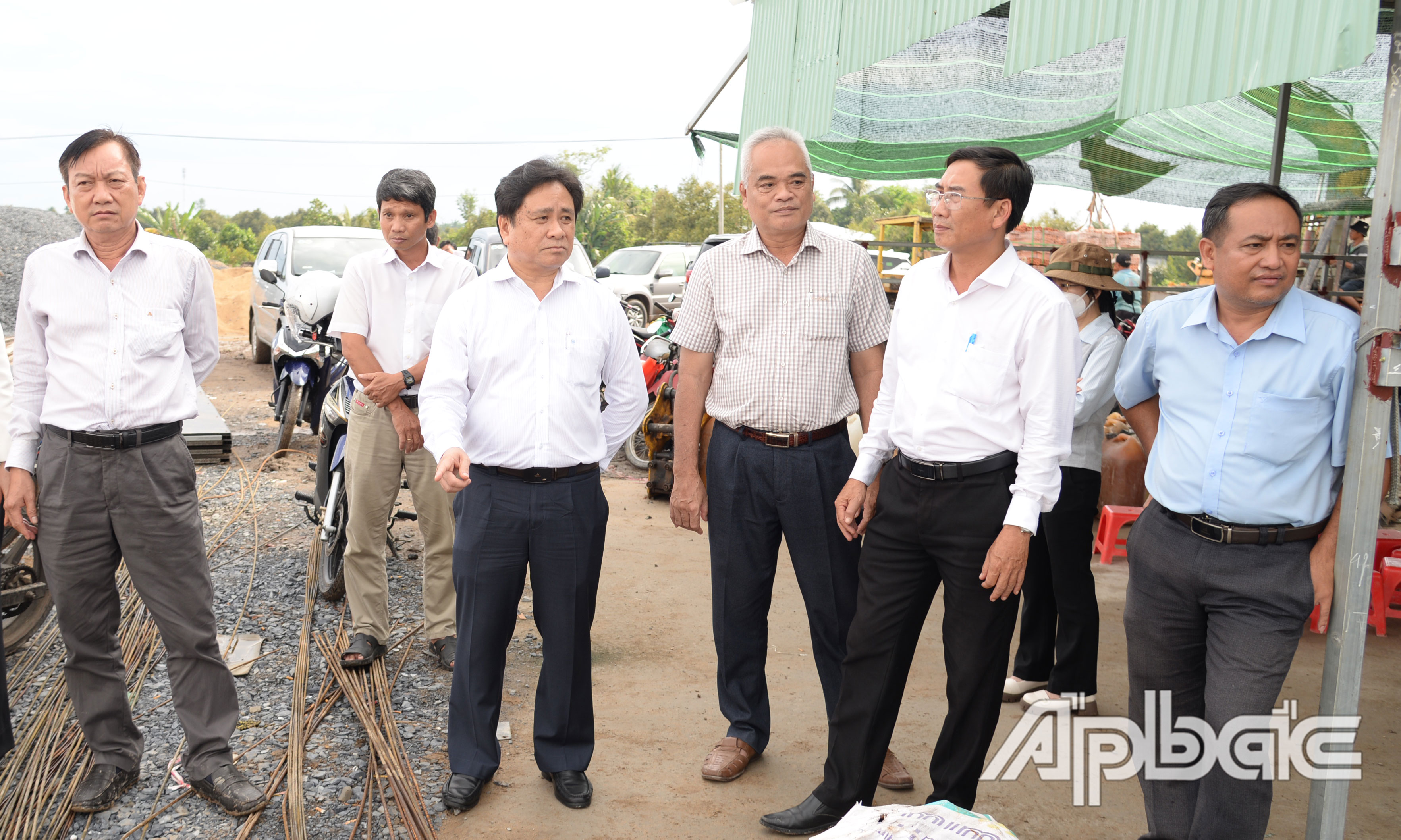 Đồng chí Trần Văn Dũng kiểm tra khu tái định cư Dự án thành phần 2 tại xã An Thái Trung.