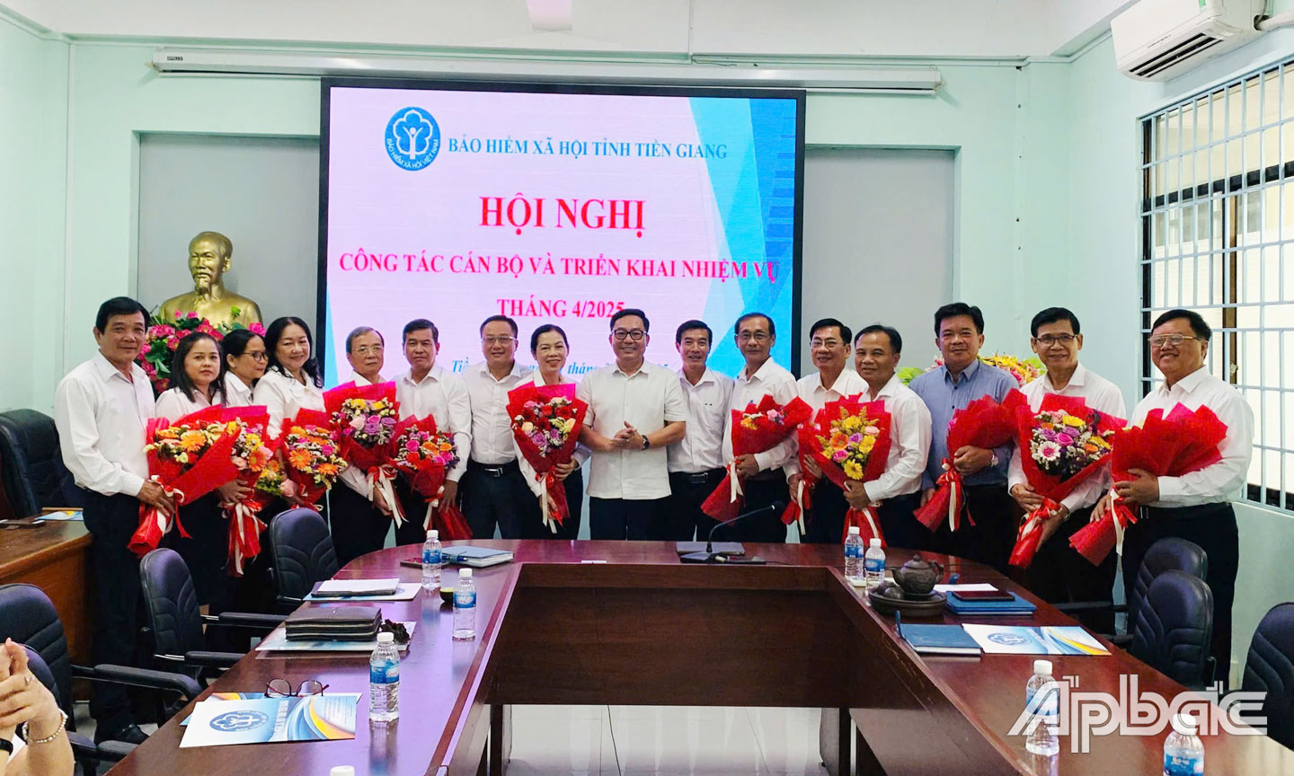 Ban Giám đốc BHXH tỉnh Tiền Giang chụp ảnh lưu niệm cùng 13 viên chức nghỉ hưu theo  Nghị định 178 từ ngày 1-4-2025.