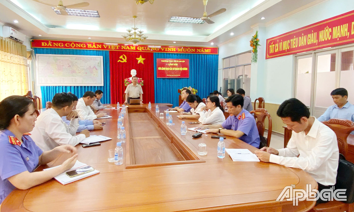 Quang cảnh buổi làm việc.