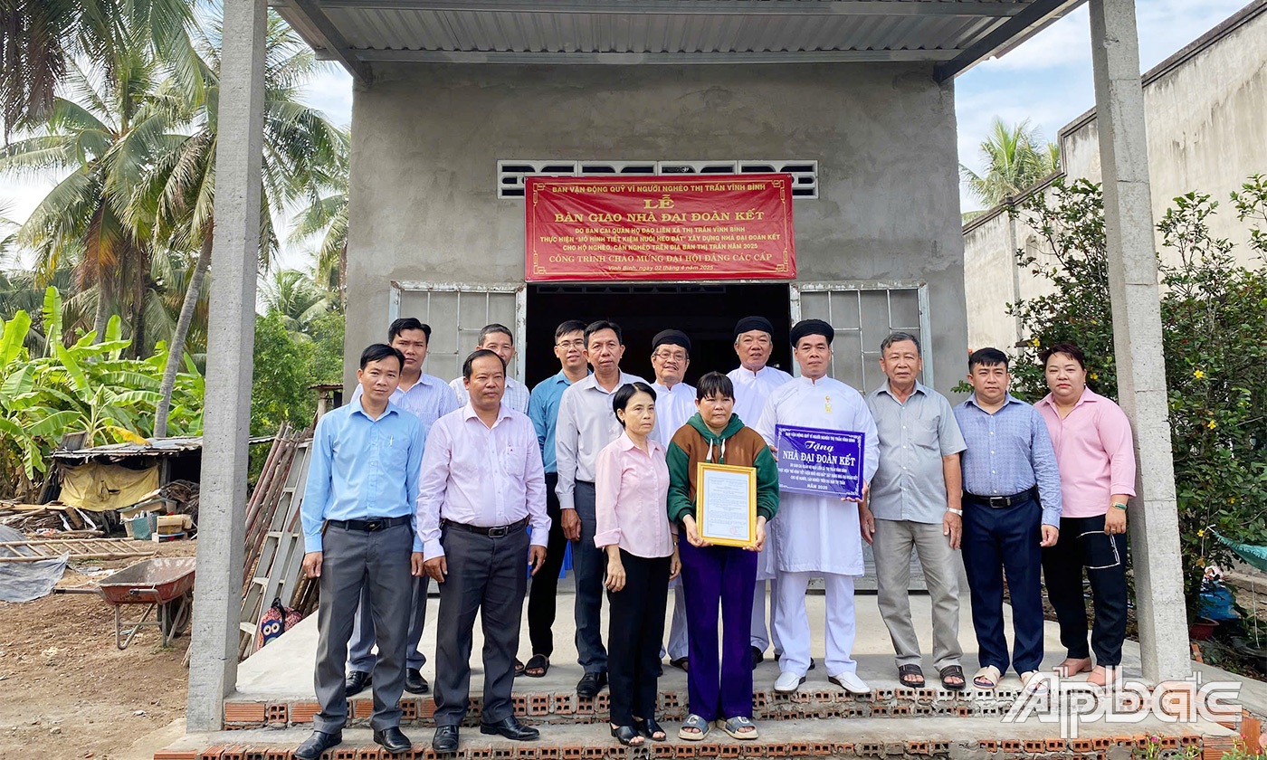 Bàn giao nhà đại đoàn kết cho hộ ông Liếp