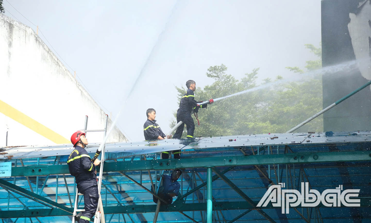 Lực lượng chữa cháy tiến hành phun nước làm mát các khu vực xung quanh nhằm ngăn chặn đám cháy lan rộng.