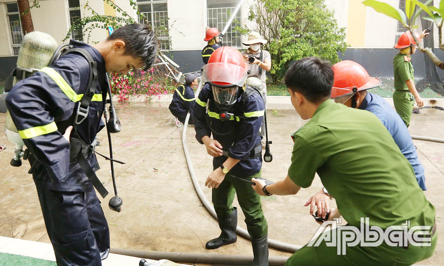 Cán bộ chiến sĩ sẵn sàng các thiết bị nghiệp vụ để vào khu vực đang cháy.