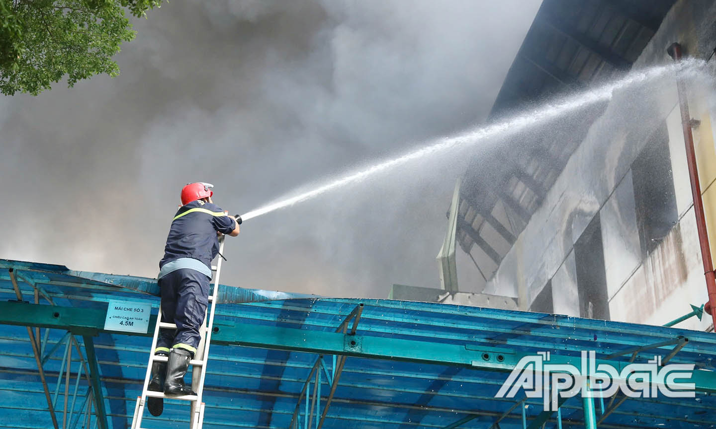 Trong điều kiện nhiệt độ cao, khói dày đặc, các cán bộ chiến sĩ vẫn dũng cảm lao vào