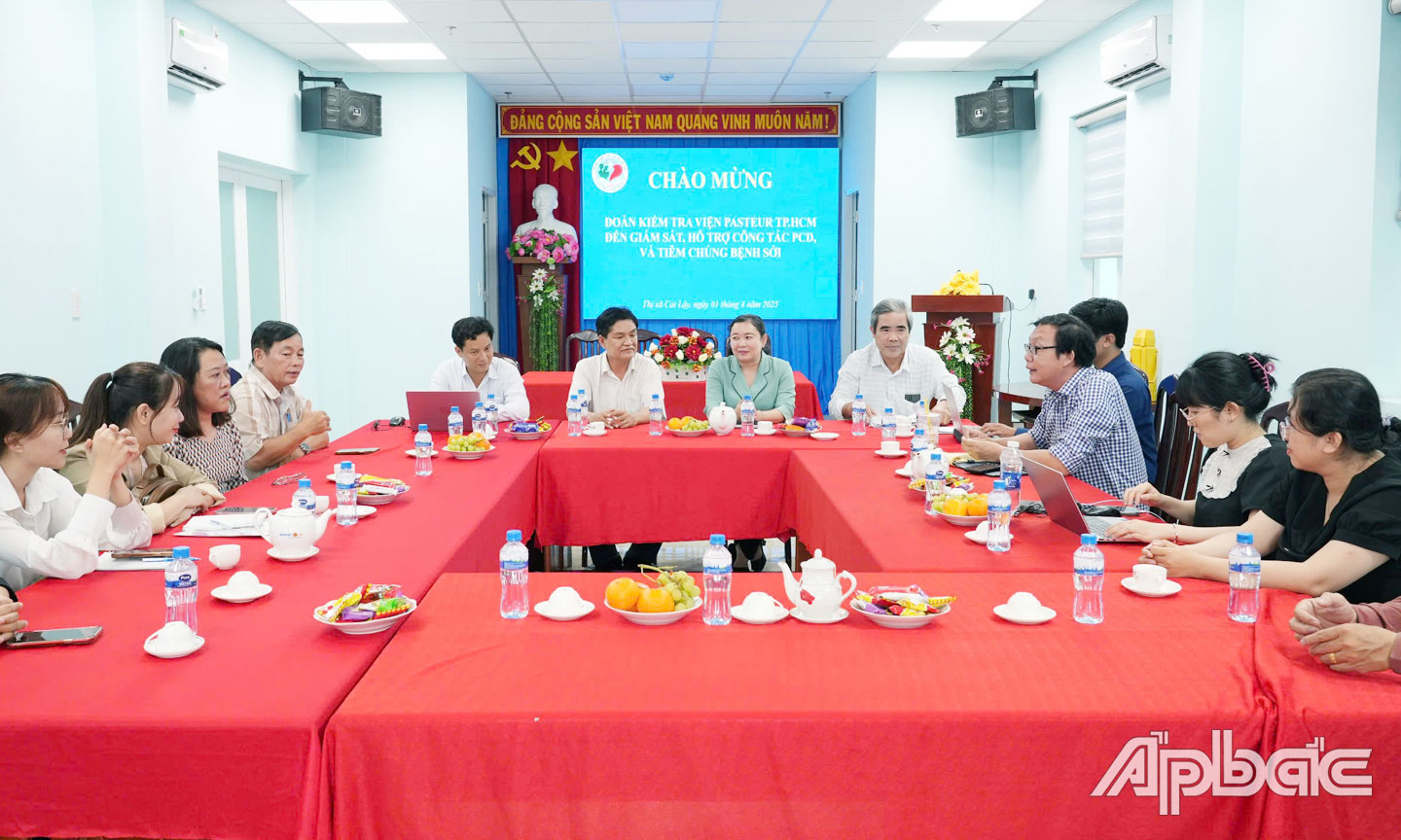 Đoàn làm việc Phó chủ tịch UBND thị xã Cai Lậy Võ Thị Búp trong chỉ đạo Phòng chống dịch sởi tại địa Phương.