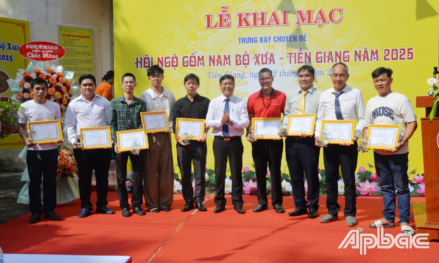 Đồng chí Võ Văn Chiến, Phó Giám đốc Sở Văn hóa -Thể thao và Du lịch Tiền Giang trao thư cảm ơn đến các nhà sưu tập cổ vật góp hiện vật trưng bày