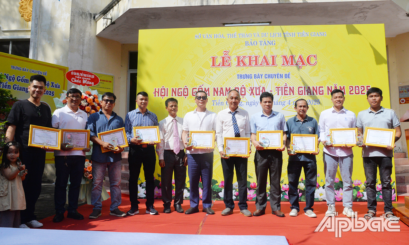 Giám đốc Bảo tàng Tiền Giang trao thư cảm ơn