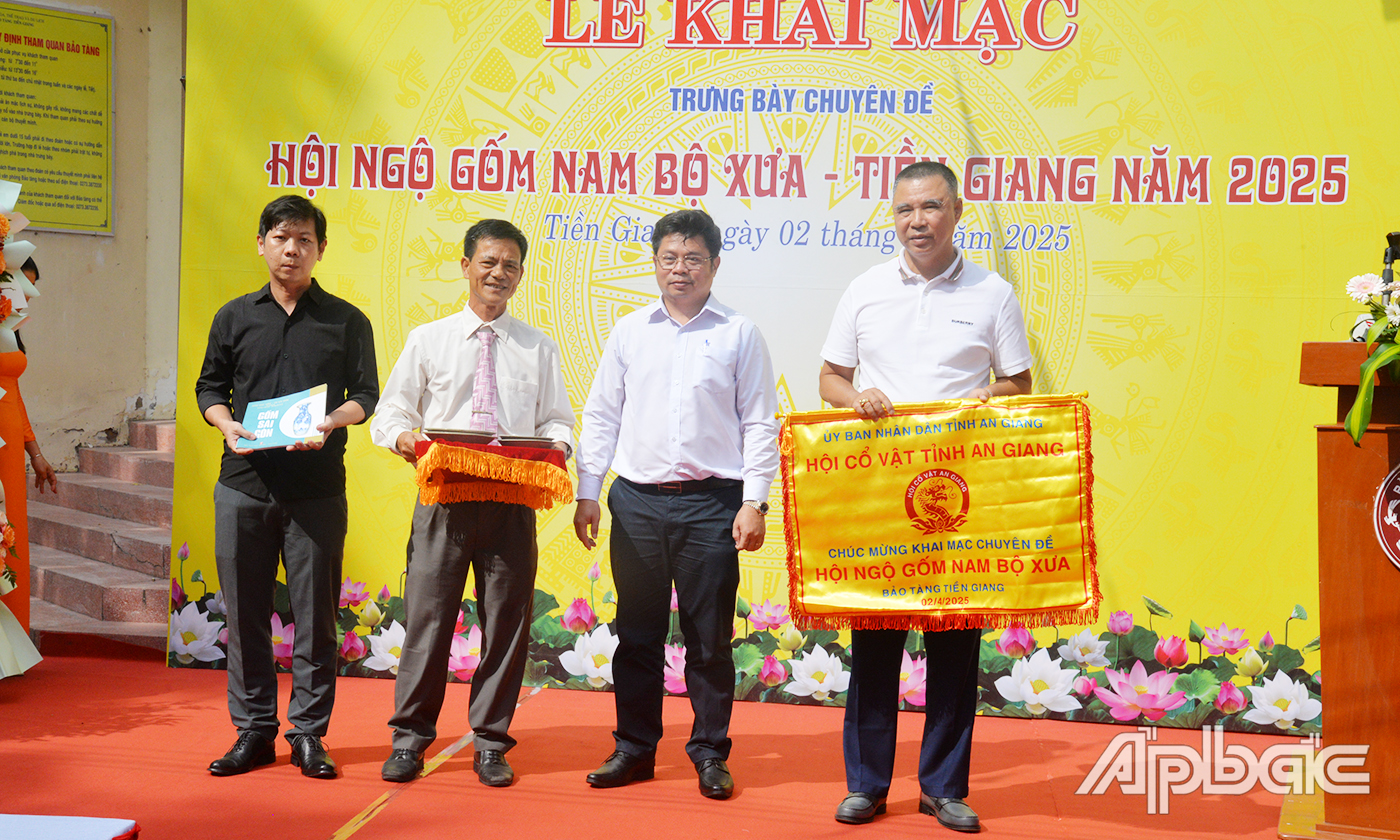 Giám đốc Bảo tàng Tiền Giang tiếp nhận cổ vật từ các nhà sưu tập trao tặng cho bảo tàng