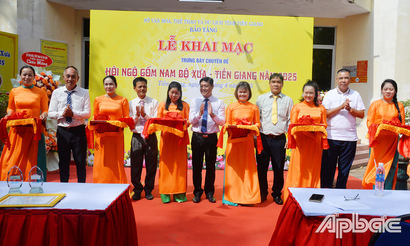 Nghi thức cắt băng khai mạc trưng bày