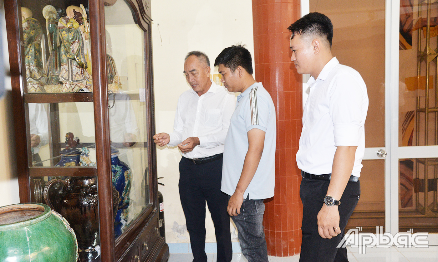 Khách tham quan thích thú với nhiều cổ vật có giá trị văn hóa và nghệ thuật được trưng bày