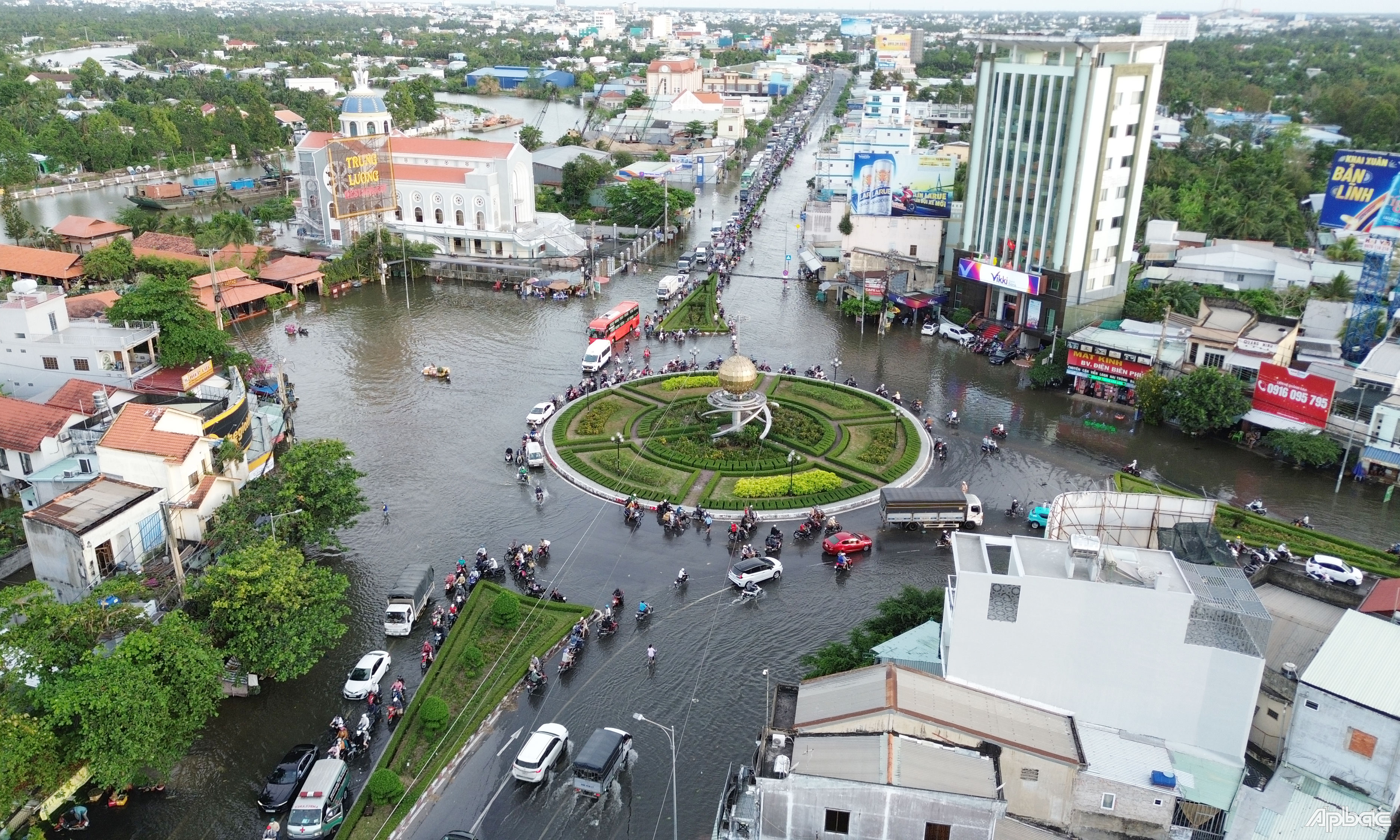 Khu vực vòng xoay Trung Lương bị ngập nặng ảnh hưởng đến giao thông qua lại. 