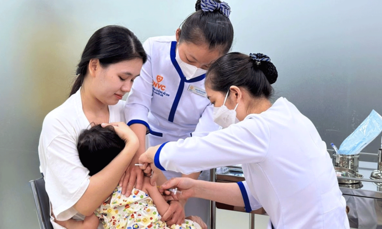 Tiêm vaccine tại Hệ thống tiêm chủng VNVC. Ảnh: PHONG LAN 