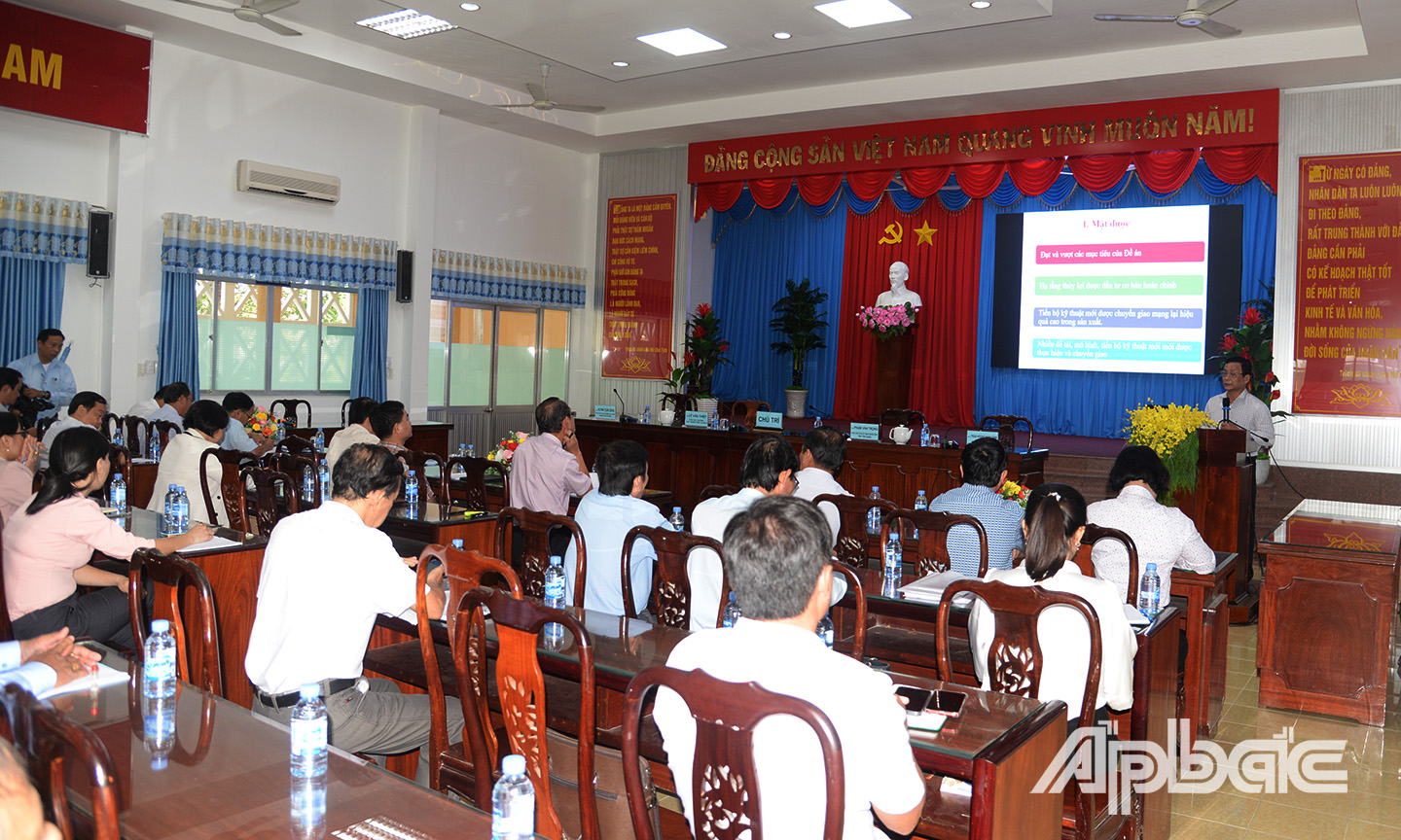 Các đại biểu làm việc tại hội nghị.
