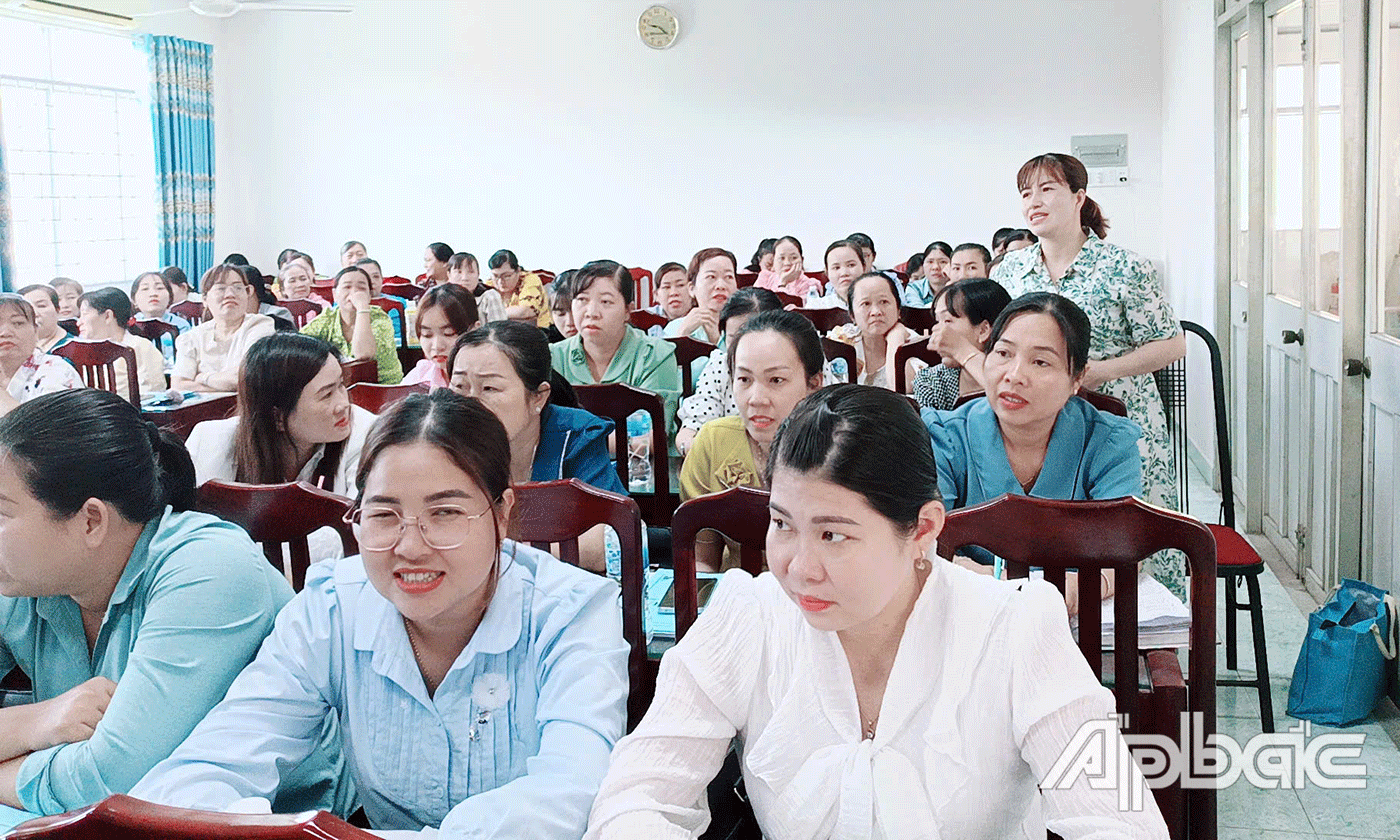 Cán bộ Hội cơ sở phát biểu ý kiến thảo luận.