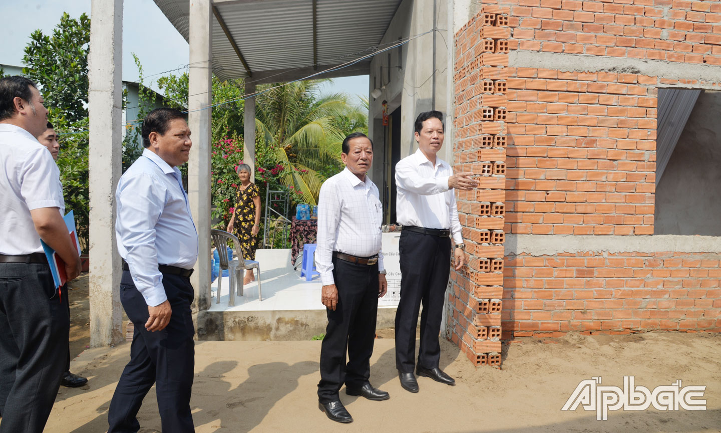 Phó Chủ tịch UBND tỉnh Nguyễn Thành Diệu trực tiếp kiểm tra tiến độ xây nhà tại các địa phương.