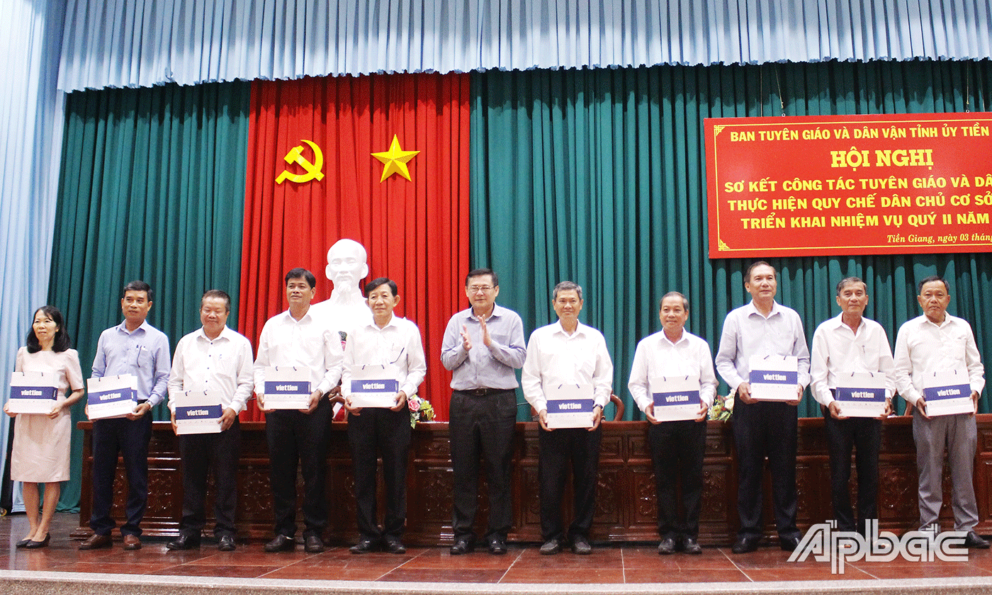 Đồng chí Đỗ Tấn Hùng, Trưởng Ban Tuyên giáo và Dân vận Tỉnh ủy tặng quà các đồng chí nguyên lãnh đạo Ban Tuyên giáo cấp ủy huyện (tương đương), nguyên lãnh đạo Ban Dân vận cấp ủy huyện (tương đương).