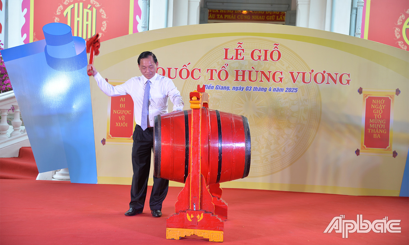 Chủ tịch UBND tỉnh Nguyễn Văn Vĩnh đánh trống khai lễ.