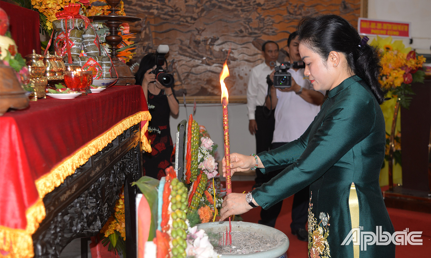dâng hương lên bàn thờ Quốc tổ. 