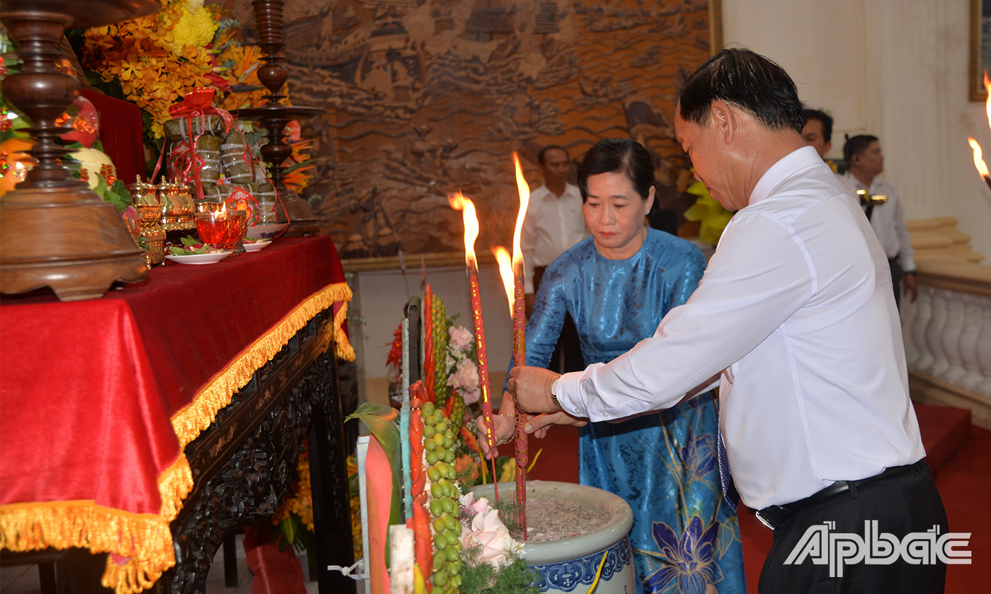 Các đồng chí lãnh đạo tỉnh Tiền Giang dâng hương lên bàn thờ Quốc tổ.