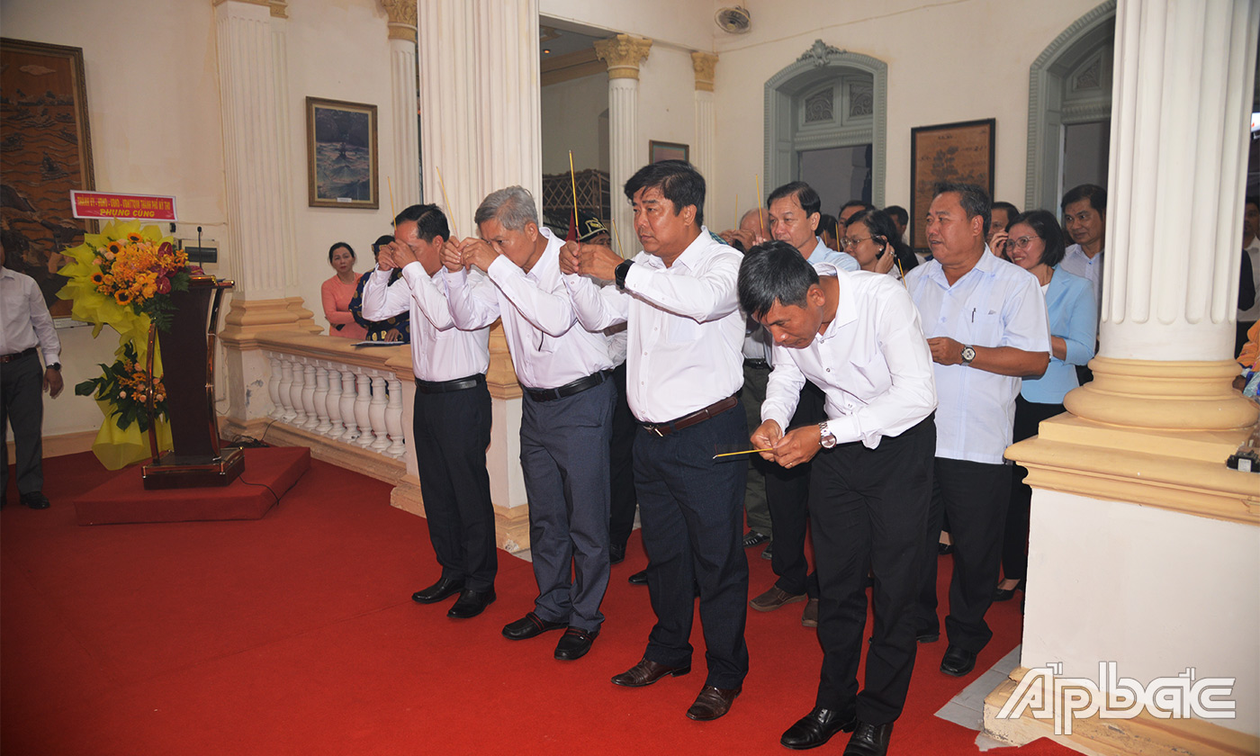 Lãnh đạo các sở, ngành, đoàn thể tỉnh cùng lãnh đạo các huyện, thị, thành dâng hương lên bàn thờ Quốc tổ.