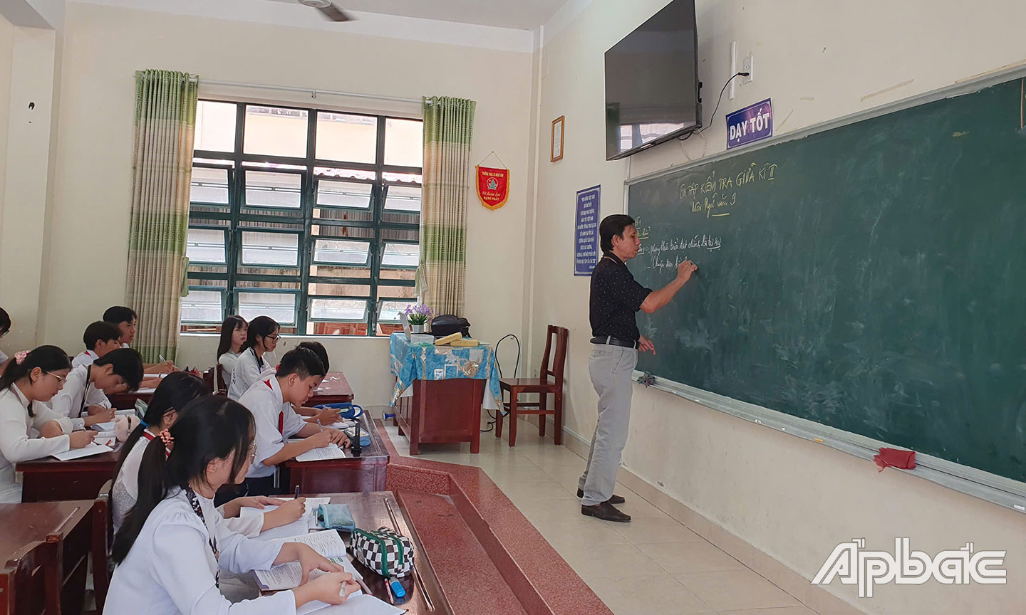 Học sinh lớp 9 Trường THCS Lê Ngọc Hân (TP. Mỹ Tho) trong giờ học.