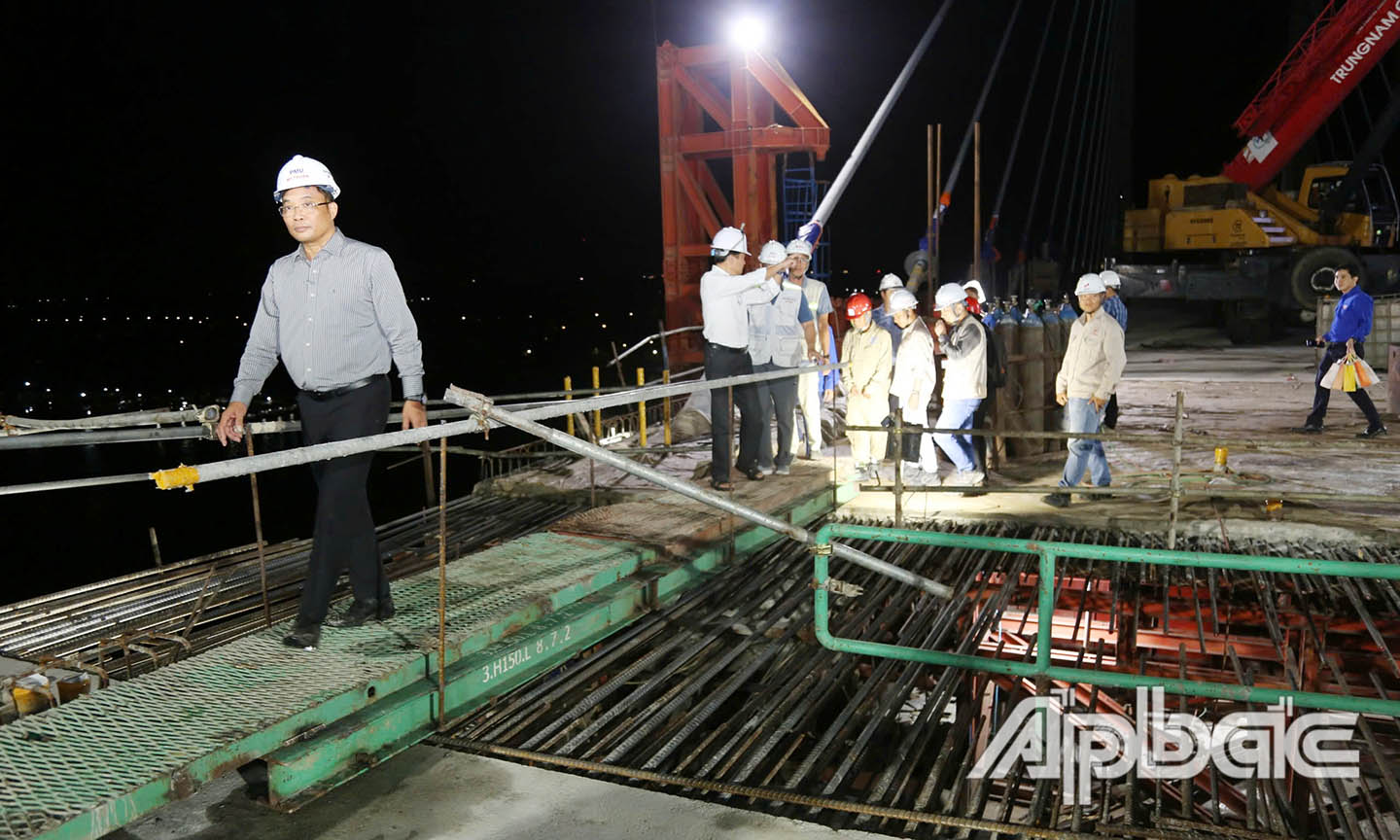 Giữa 2 nhịp cầu đã di chuyển qua lại.