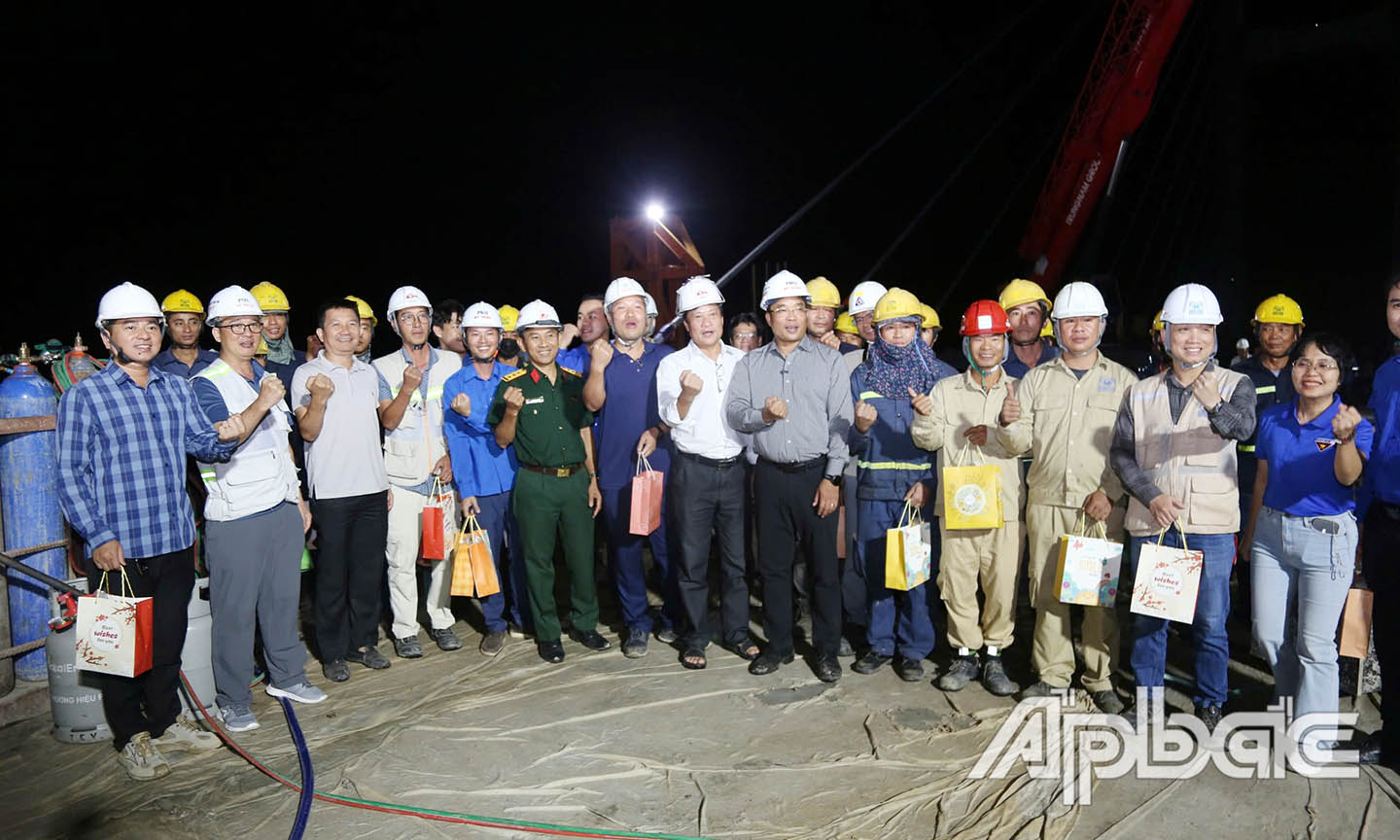 Công nhân công trình quyết tâm hoàn thành mục tiêu trước thời hạn.