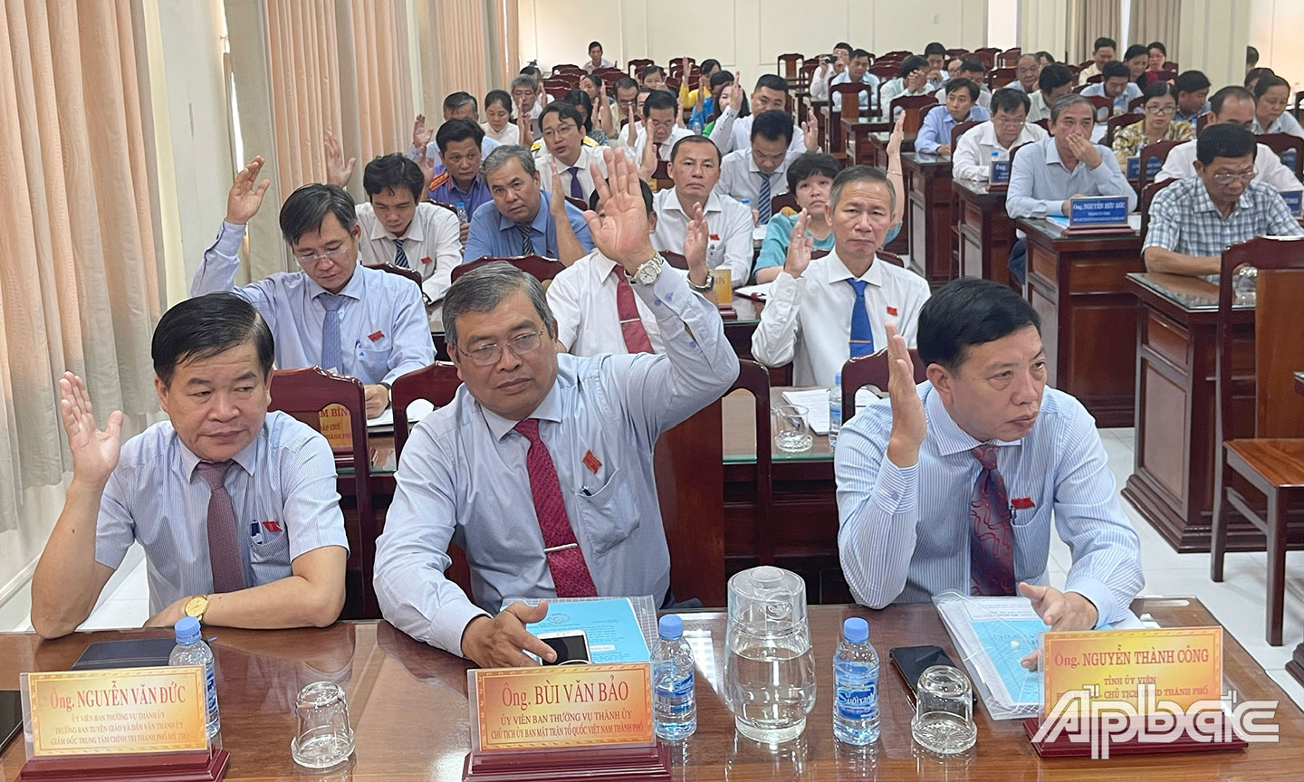 Đại biểu HĐND TP. Mỹ Tho biểu quyết thống nhất thông qua 07 Nghị quyết.