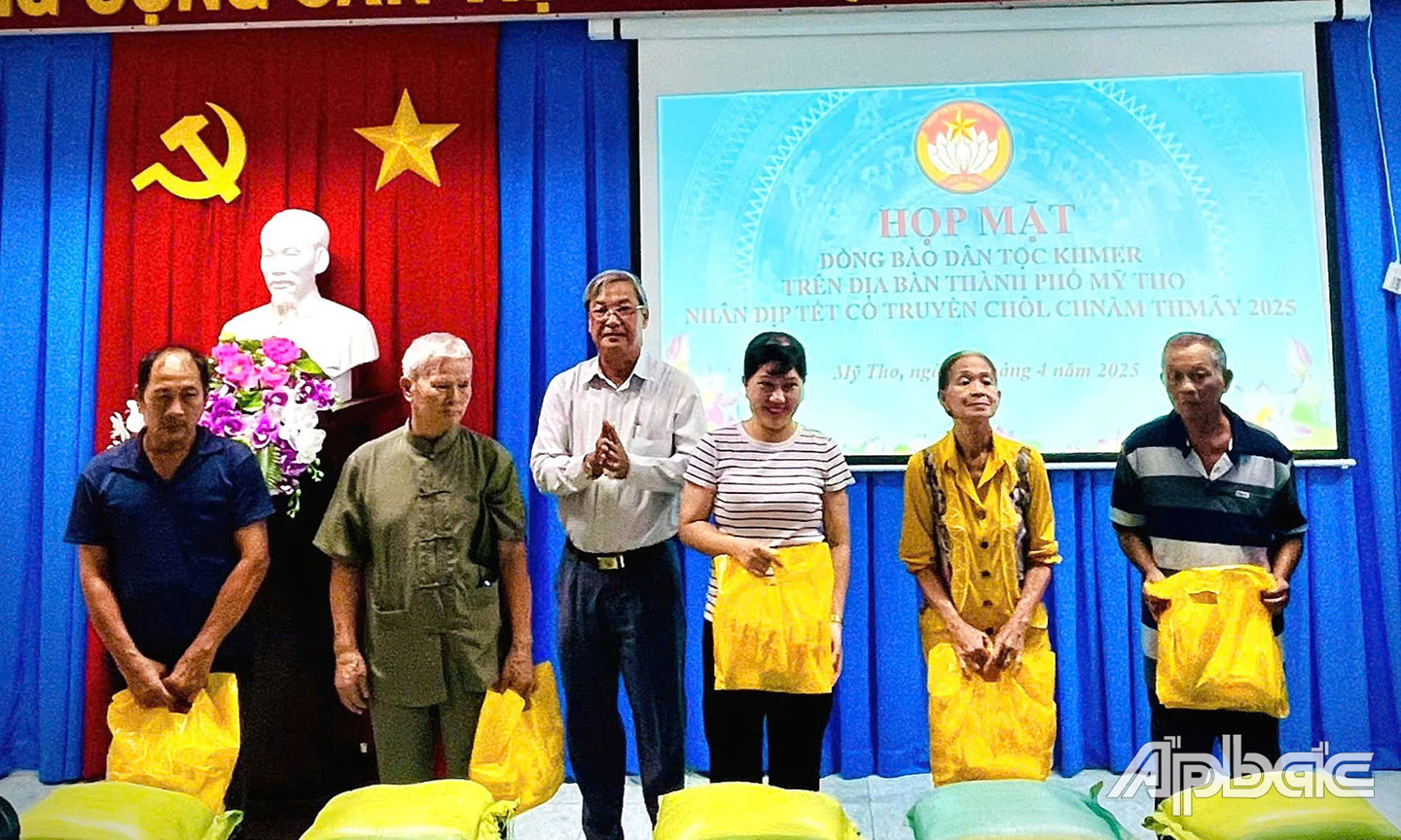 Ông Huỳnh văn Hải PCT UB MTTQ Tỉnh tặng quà cho đồng bào dân tộc Khmer